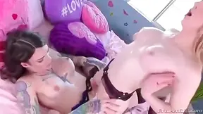 Jennelle And Chelsea Fuck