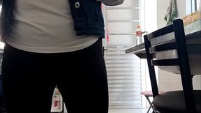 Hotwife vestida com cal&ccedil_a legging preta tomou rola na buceta inchada