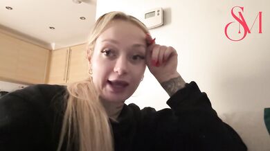 Blonde nympho rubs pussy while pizza guy watches