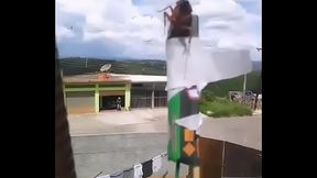 Magrela dan&ccedil_ando o popo