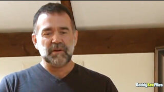 Intensa azione amatoriale con i papà dal cazzo grosso Bryan Slater e Tony Dazzle che si scambiano pompini, masturbazioni, baci e si scopano il culo a vicenda