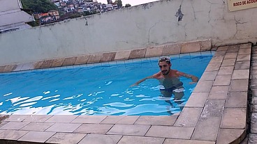 Fiz amizade com o vizinho parrudo chamando para uma conversa em casa na intenção do sexo