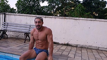 Fiz amizade com o vizinho parrudo chamando para uma conversa em casa na intenção do sexo