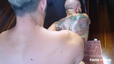 Fiz amizade com o vizinho parrudo chamando para uma conversa em casa na intenção do sexo