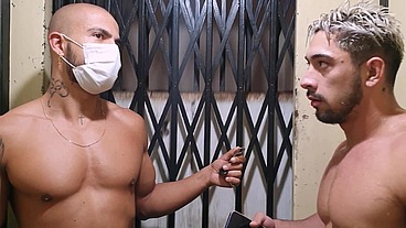 Fiz amizade com o vizinho parrudo chamando para uma conversa em casa na intenção do sexo