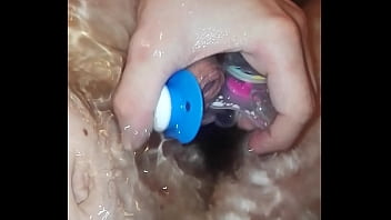 Il joue avec ses t&eacute_tines en prenant un bain et se fait plaisir
