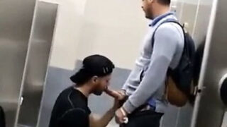 Udendørs offentlig sjov med interracial amatører, der stryger kæmpe pikke, sutter og barebacker røve