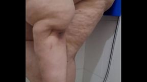 Coolmarina. Madura se mea y se ducha muy sexy