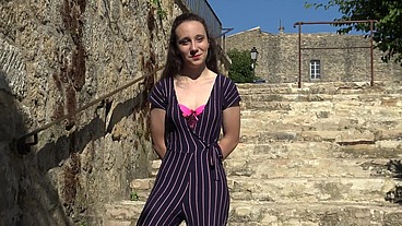 Discrète mais coquine, Amandine, 18ans, se lance !
