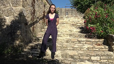Discrète mais coquine, Amandine, 18ans, se lance !