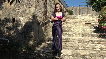 Discrète mais coquine, Amandine, 18ans, se lance !