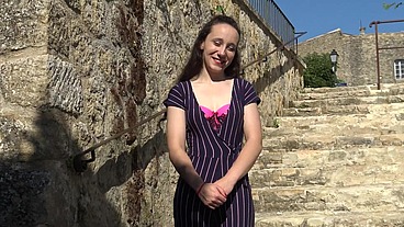 Discrète mais coquine, Amandine, 18ans, se lance !