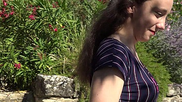 Discrète mais coquine, Amandine, 18ans, se lance !