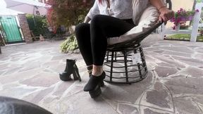 Miss Rose ha i piedi sudati negli stivali bollenti dal sole e decide di sfilarseli