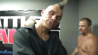 Jay Ashley frappe les gros seins et le cul serré de Bridgette B.