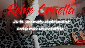 Je te soumets sévèrement avec mes chaussettes !