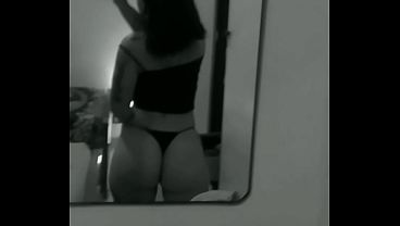 Aburrida mostrando algo