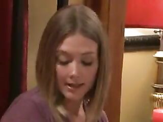 MILF seduces masseuse