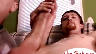 Νεαρό γκέι ζευγάρι απολαμβάνει μεγάλα πέη και πρωκτικό χτύπημα