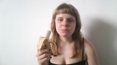 jedzenie banana - eating banana