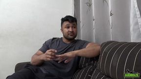 os dois amigos loupan e ander hulk estavam na sala quando a gostosa da vizinha mirella mansur veio pedir acucar e saiu de la adocada pelos dois garanhoes