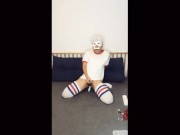 带着面具的可爱男生手淫并射精