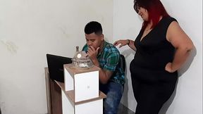 Mi secretaria es una madura muy caliente. Chupa muy rico mi verga