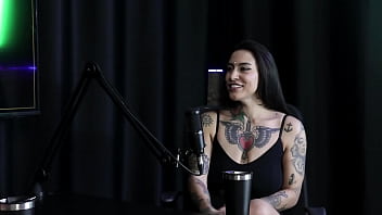 Goza com quase todos os clientes mas n&atilde_o bate muita siririca, e depende do pau, sua posi&ccedil_&atilde_o favorita &eacute_... - Lexi Mallet (SHEER/RED)