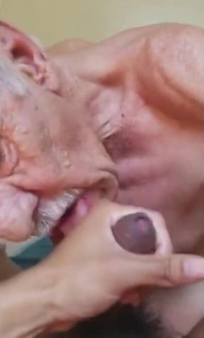 Reifer Amateur bläst einem jungen Latino einen