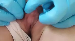 Fotze massieren mit dem Gummihandschuh