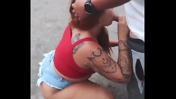 Ruiva da a buceta no carro de app na corrida compartilhada e faz um boquete no motorista