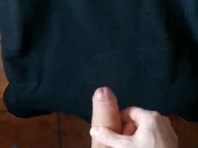 Ragazzo fa sega e sborra troppo