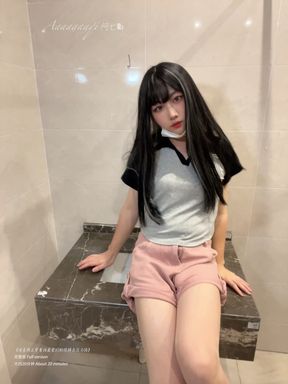 Ah Qi &quot;Wearing my favorite pink shorts at two o&#039;clock in the morning&quot;