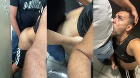 engole minha rola no banheiro seu safado, de joelhos ele aceita ser dominado.