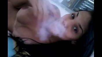 Novinha gostosa caiu no whatsapp Fumando - PornoPagode.com