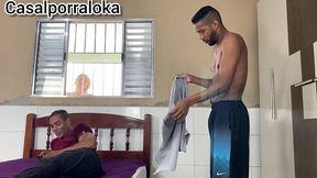 loirinha safada vai se trocar na frente dos irmao, e acaba sendo fodida por eles