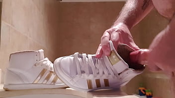 Se masturba con botitas Adidas Hoop y acaba adentro