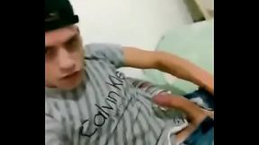 Tocando um punheta pro namorado