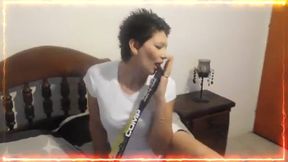 partido de tenis grabado en 2015 termina en parto , le cuesta sacarla ,se mea encima , pero la saca, una hermosa rolliza amarilla