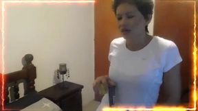 partido de tenis grabado en 2015 termina en parto , le cuesta sacarla ,se mea encima , pero la saca, una hermosa rolliza amarilla