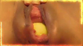 partido de tenis grabado en 2015 termina en parto , le cuesta sacarla ,se mea encima , pero la saca, una hermosa rolliza amarilla