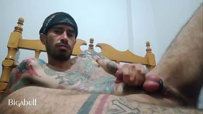 Enorme cazzo tatuato, rigido al limite