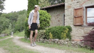 Connor Levi chupa la enorme polla de Damian Dickey antes de ser follado duro