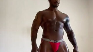 Raakaa kotitekoista materiaalia innokkaista homoamatööreistä, joita isot mustat kukot naivat kovaa perseeseen