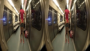 Flaquita exhibiendose en el metro, REALIDAD VIRTUAL, usa gafas para que puedas sentir el gran culo de esta flaquita