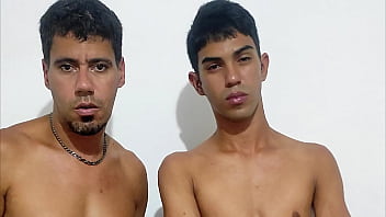 Esperou a namorada sair pra foder gostoso com o amigo