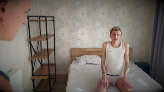 Padrasto penetra o pênis grande e tatuado do enteado sem camisinha em ménage à trois amador com sexo oral e ejaculação