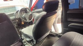 La señora Barbara intenta prender por primera vez el Fiat 1