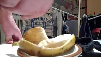 Je mange la banane avec mon sperme - I eat the banana with my cum