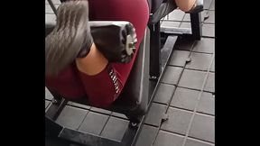 Esposa Puta Exhibiendo El Culo Y La Concha En El GyM El Jefe De Su Esposo La Graba Y La Invita A Follar A Su Casa Sin Condon Por Un Aumento De Sueldo Para Su Marido La Mejor Zorra (Lame Su Ropa Interior) En Nueva York Usa Desi BhaBhi XXX